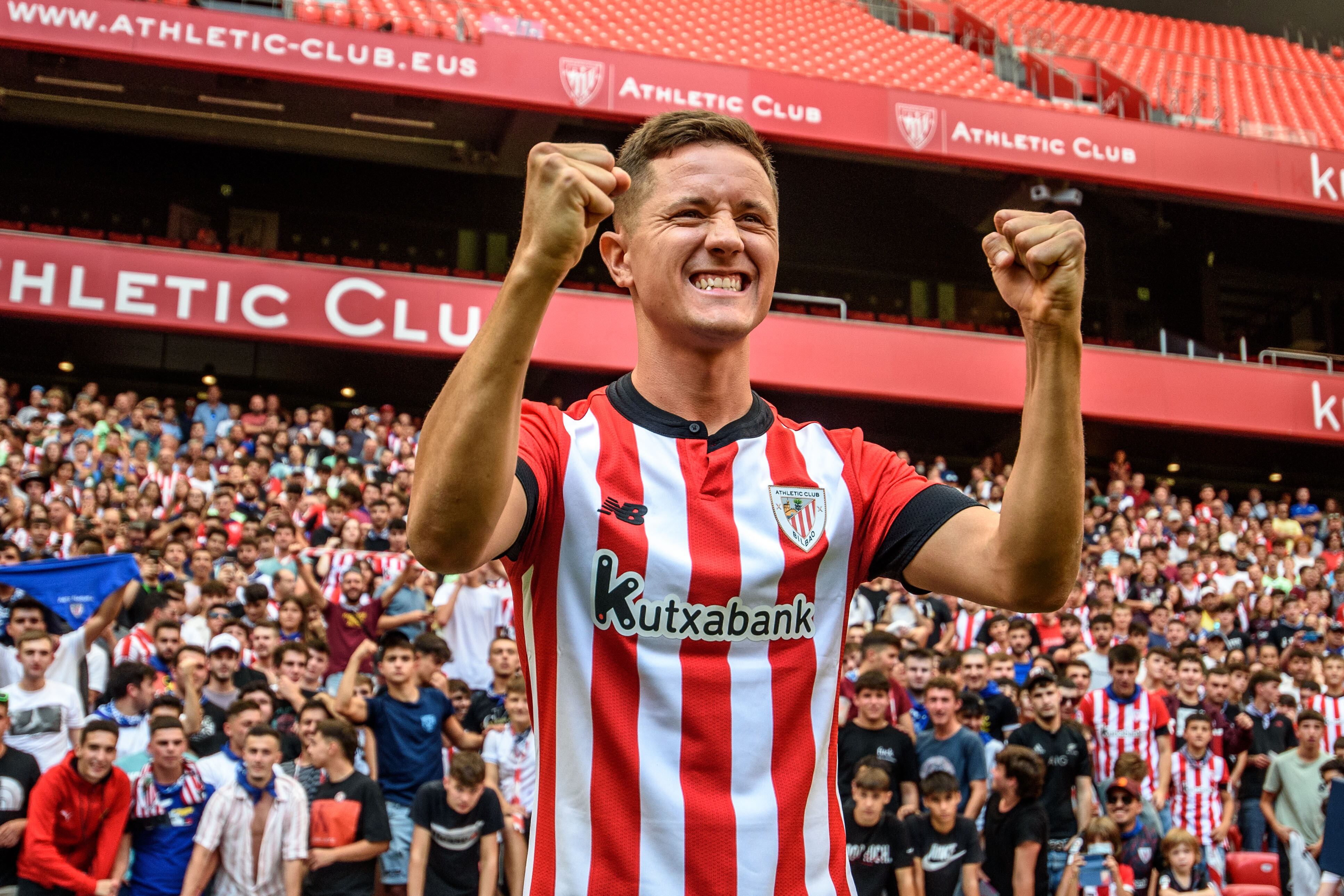 -FOTODELDÍA- BILBAO, 28/08/2022.- Presentación este domingo en el estadio de San Mamés del centrocampista Ander Herrera que regresa al Athletic Club cedido por el PSG por una temporada. EFE/Javier Zorrilla
