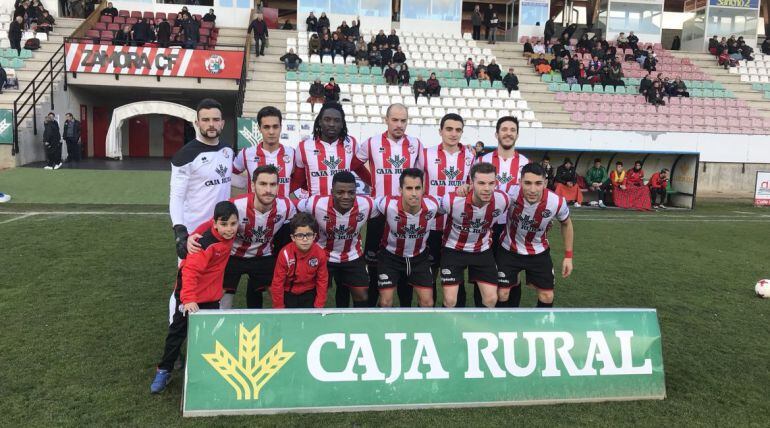 Los rojiblancos durante uno de los encuentros de esta temporada en su campo.