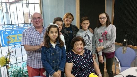 Grupo de alumnas de Dr. Fleming tras la entrevista a la Panadera, Paquita de la Torre, sentada