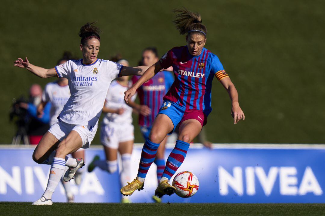 Alexia Putellas controla el balón ante Ester González durante el último Clásico disputado en la Liga Iberdrola