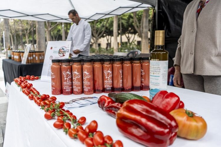 Almería se convierte durante un día en la Capital Mundial del Tomate, con una mañana de gastronomía, stands, exposición y actividades familiares.