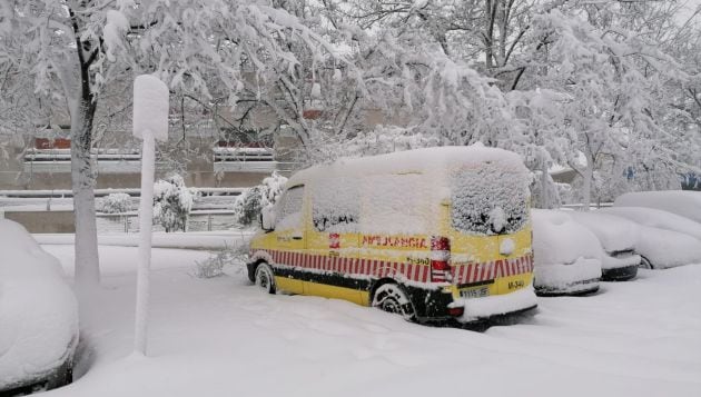 Imagen de otra ambulancia del SUMMA atrapada por la nevad de la borrasca Filomena