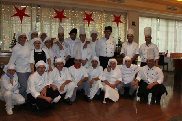 El equipo de cocina del hotel Cordial Mogán Playa, preparado para las cenas que tiene por delante