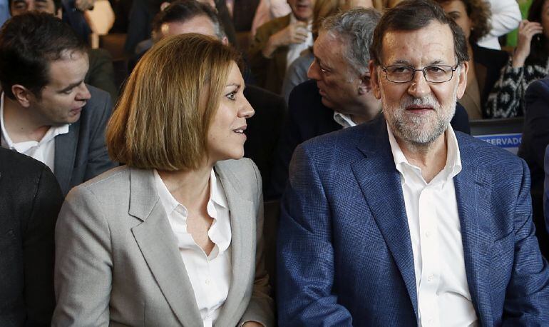 El jefe del Ejecutivo en funciones y presidente del PP, Mariano Rajoy y la secretaria general del partido, María Dolores de Cospedal.