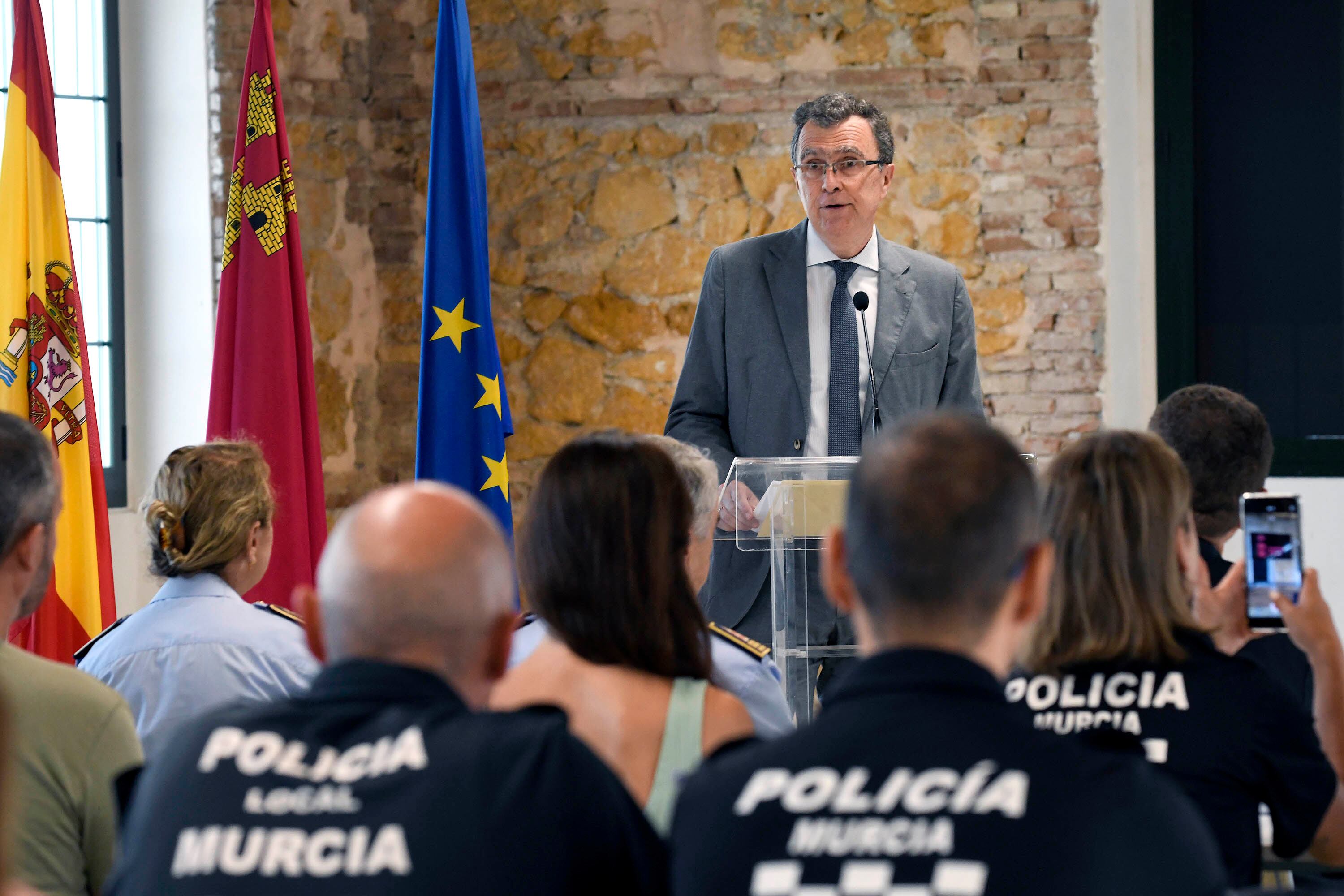 El alcalde de Murcia, José Ballesta, se dirige a los agentes de la Policía Local de Murcia durante la jornadas de formación