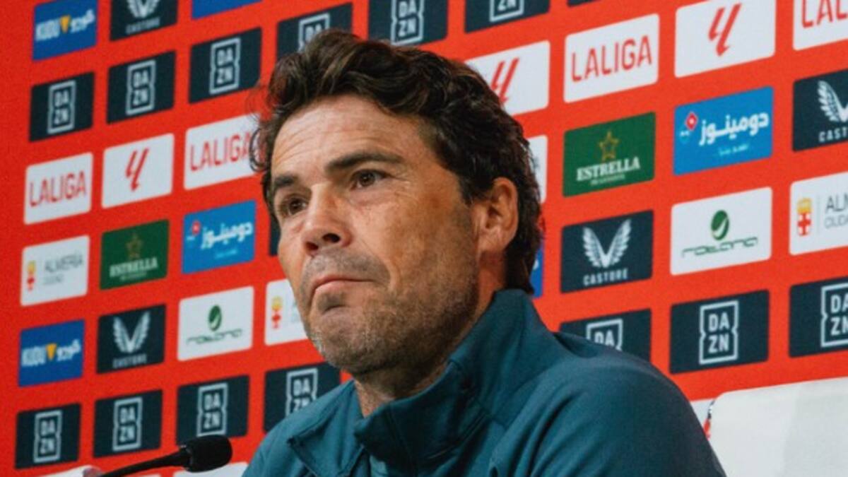 El entrenador del Almería quiere despertar a sus futbolistas.