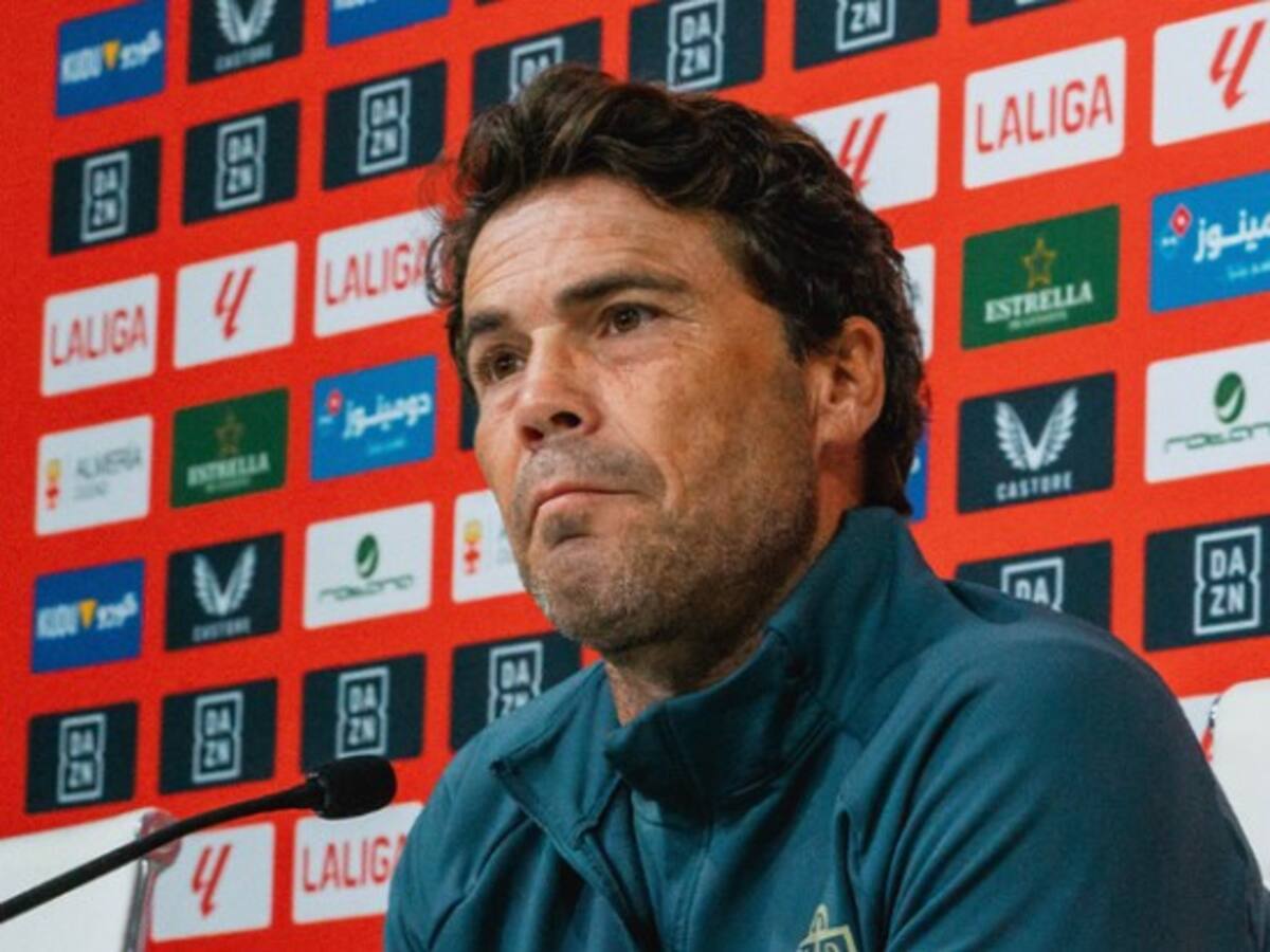 Mitin de Rubi para la plantilla del Almería