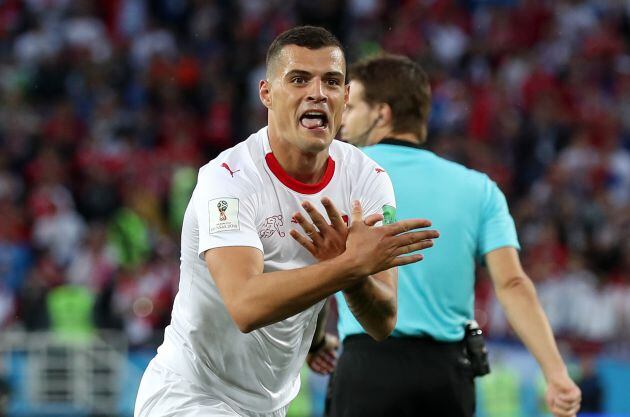 Xhaka celebra su gol ante Serbia en el Mundial de 2018 simulando un águila bicéfala