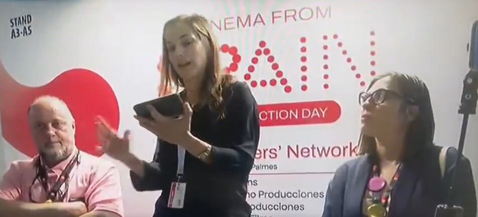 María Zamora leyendo el manifiesto de los productores independientes contra la Ley Audiovisual