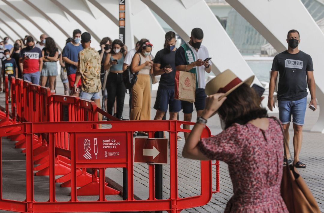 Una fila de personas espera para recibir la vacuna contra el Covid-19 en el dispositivo puesto en marcha en la Ciutat de les Arts i les Ciències de Valencia