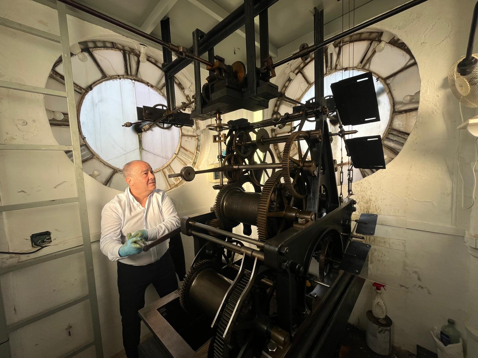 El reloj del Arsenal de Cartagena, un mecanismo del siglo XIX que sigue latiendo a mano