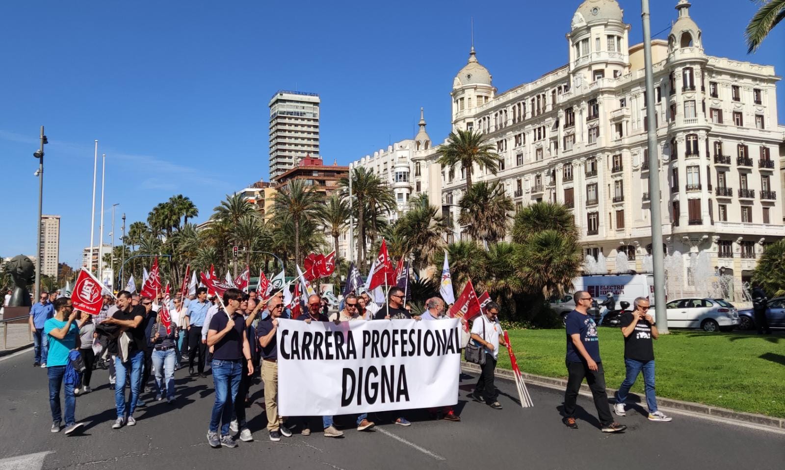 Funcionarios del Ayuntamiento de Alicante cortando en tráfico en la plaza del Mar