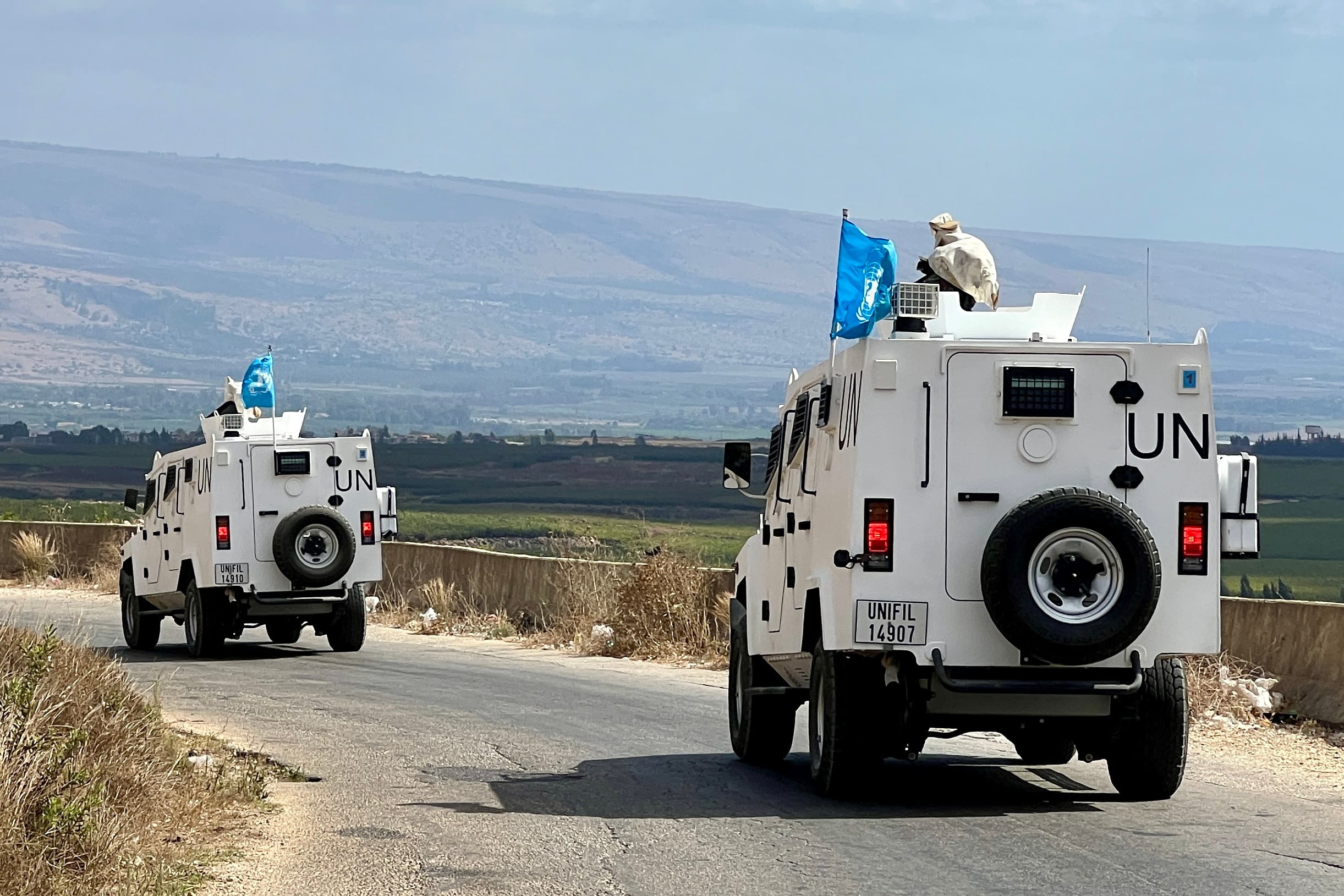 Vehículos de la Fuerza Provisional de las Naciones Unidas (FPNUL) patrullan en la aldea de Wazzani, en el sur del Líbano, el 15 de septiembre de 2024.