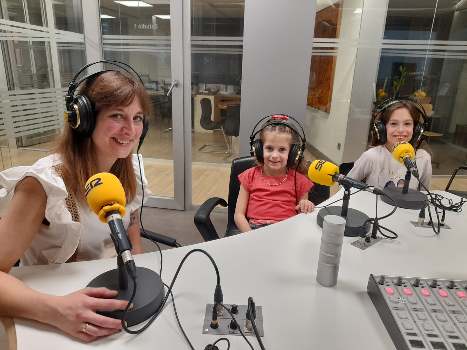 Ruth, protagonista de la Bajada del Ángel 2024, entre su madre Noelia y su hermana Irene, en el estudio de Radio Aranda