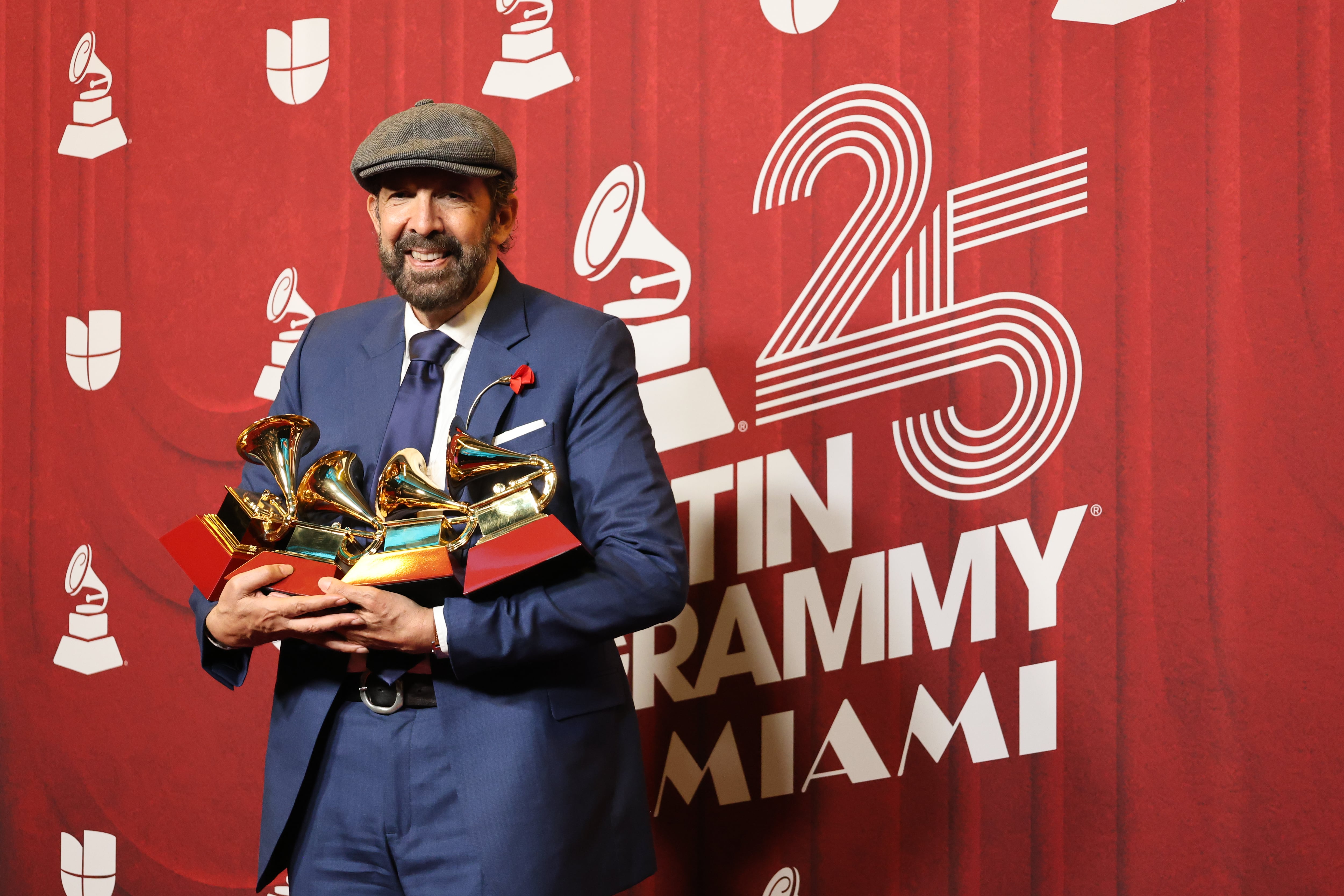 El cantante dominicano Juan Luis Guerra , posa con su premio en la alfombra roja de la 25 entrega anual de los Premios Latin Grammy, este jueves, en el Kaseya Center de Miami, Florida. EFE/ Octavio Guzmán