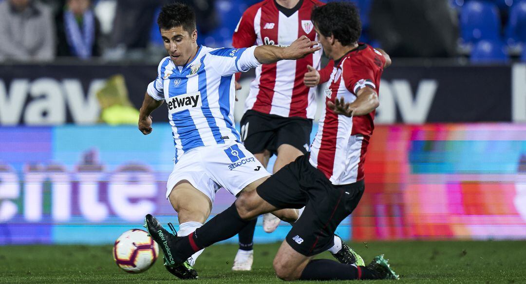 Unai Bustinza (i) y Mikel San José compiten por un balón durante el encuentro de la pasada temporada en Butarque.