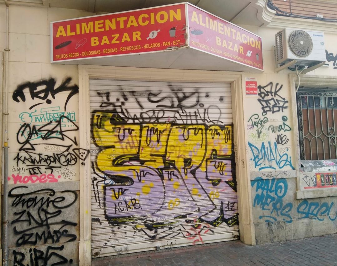 Comercio chino cerrado en la ciudad de Murcia