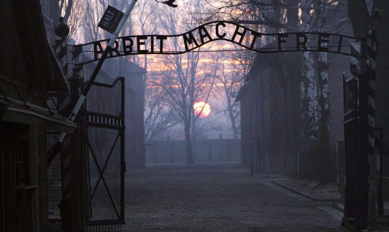 FOTOGALERÍA | Imagen de la entrada al campo de concentración de Auschwitz, donde se puede leer &quot;El trabajo os hará libres&quot;