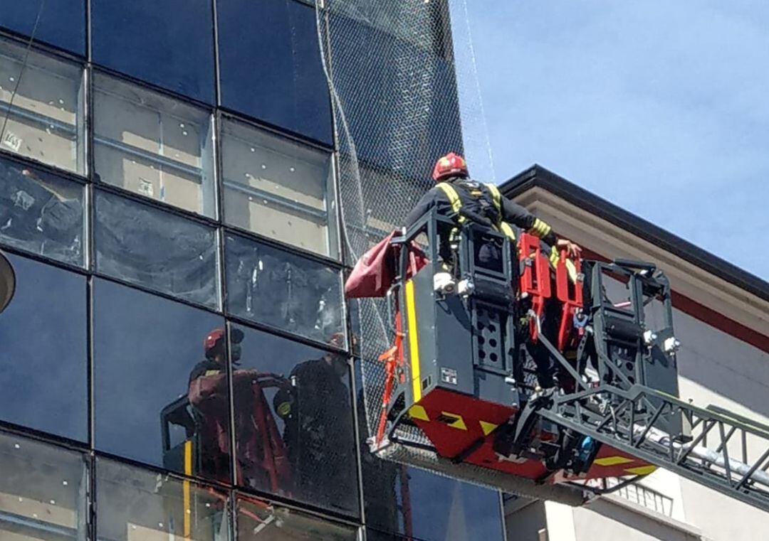 Trabajos de instalación de la malla metálica