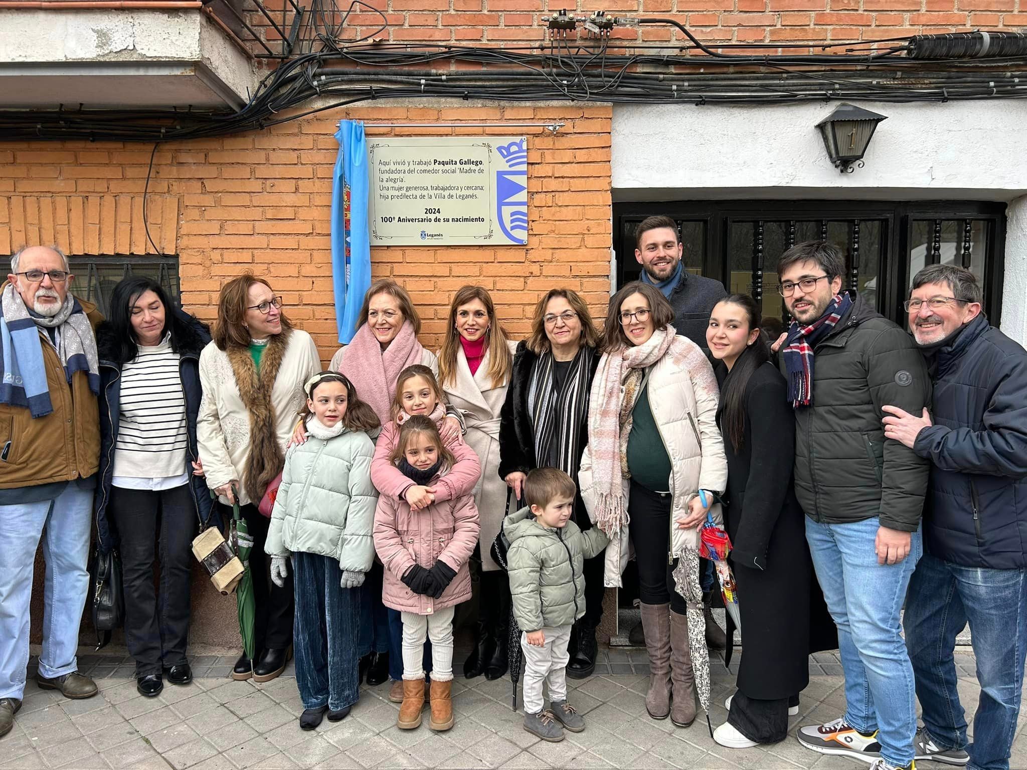 Parte de la familia de Paquita Gallego, hijas, yernos, nietos y bisnietos, junto a la placa que recuerda dónde vivió en Leganés