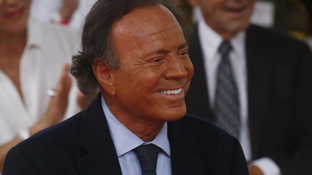 Julio Iglesias no cuenta con el título de Hijo Adoptivo de la Provincia al no culminar el procedimiento