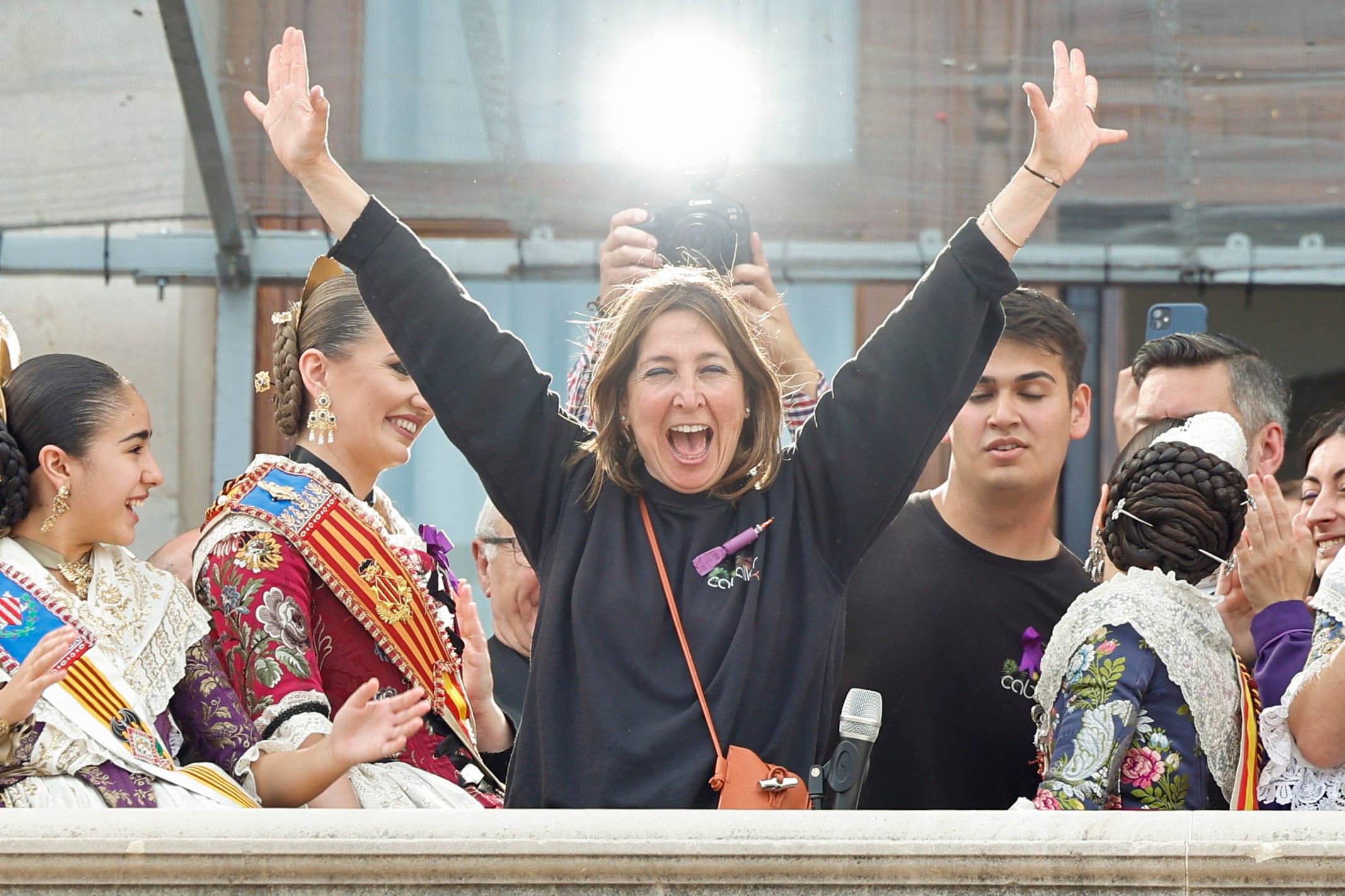 La pirotécnica María José Lora Zamorano de la Pirotécnia Caballer FX Global Focca de Moncada, saluda desde el balcón del ayuntamiento de Valencia tras disparar la mascletá, hoy 8M Día de la Mujer