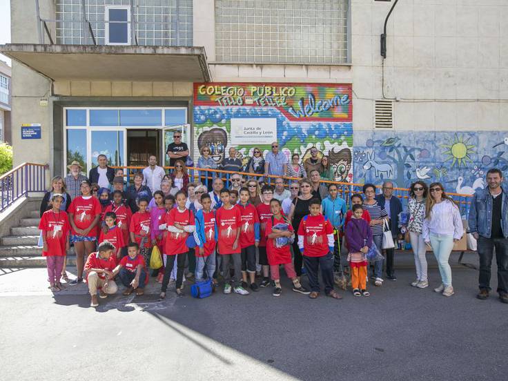 Imagen de archivo de familias participantes de &quot;Vacaciones en Paz&quot; en Palencia