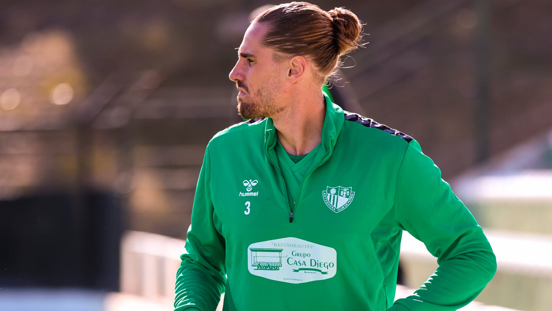 Raúl Albentosa en un calentamiento con el Antequera CF