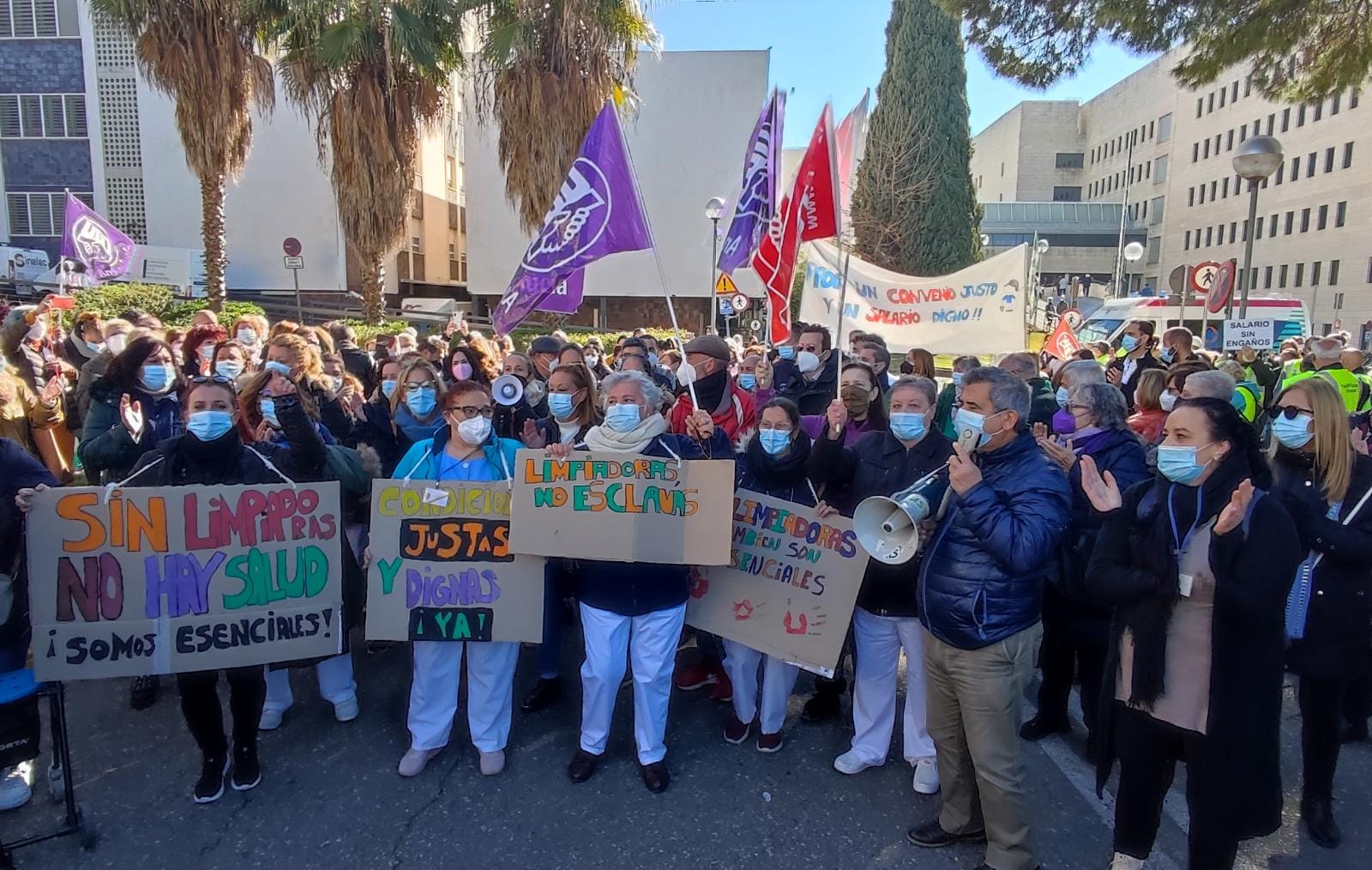 Las trabajadoras de la limpieza del Hospital Reina Sofía en una protesta por el retraso en la firma del convenio provincial del sector (Archivo)