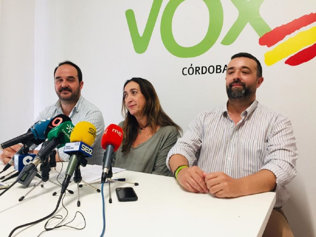 Dcha-izda: El número uno de Vox en Córdoba, Rafael Saco; la próxima portavoz municipal, Paula Badanelli y el asesor del partido, Jesús Jiménez; en la sede de la formación. 