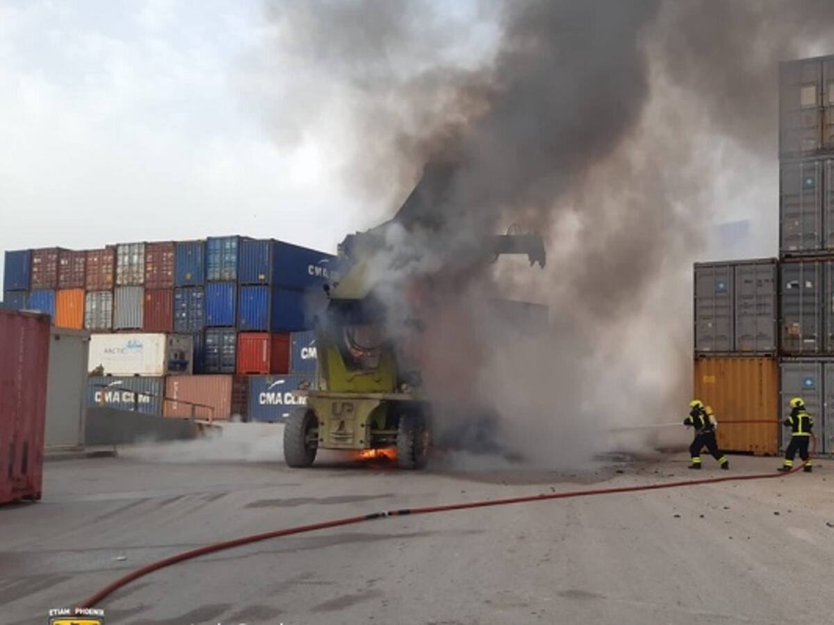 Bomberos intervienen en un incendio en el polígono de La Menacha en Algeciras