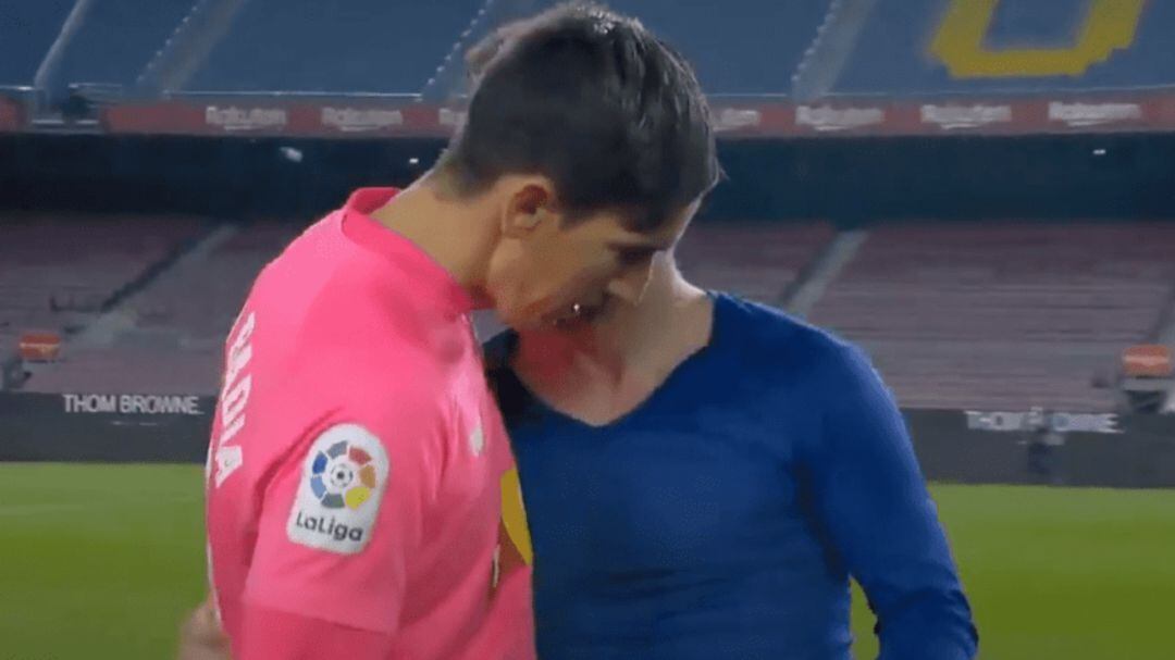 Messi y Edgar Badia intercambiaron sus camisetas al final del partido