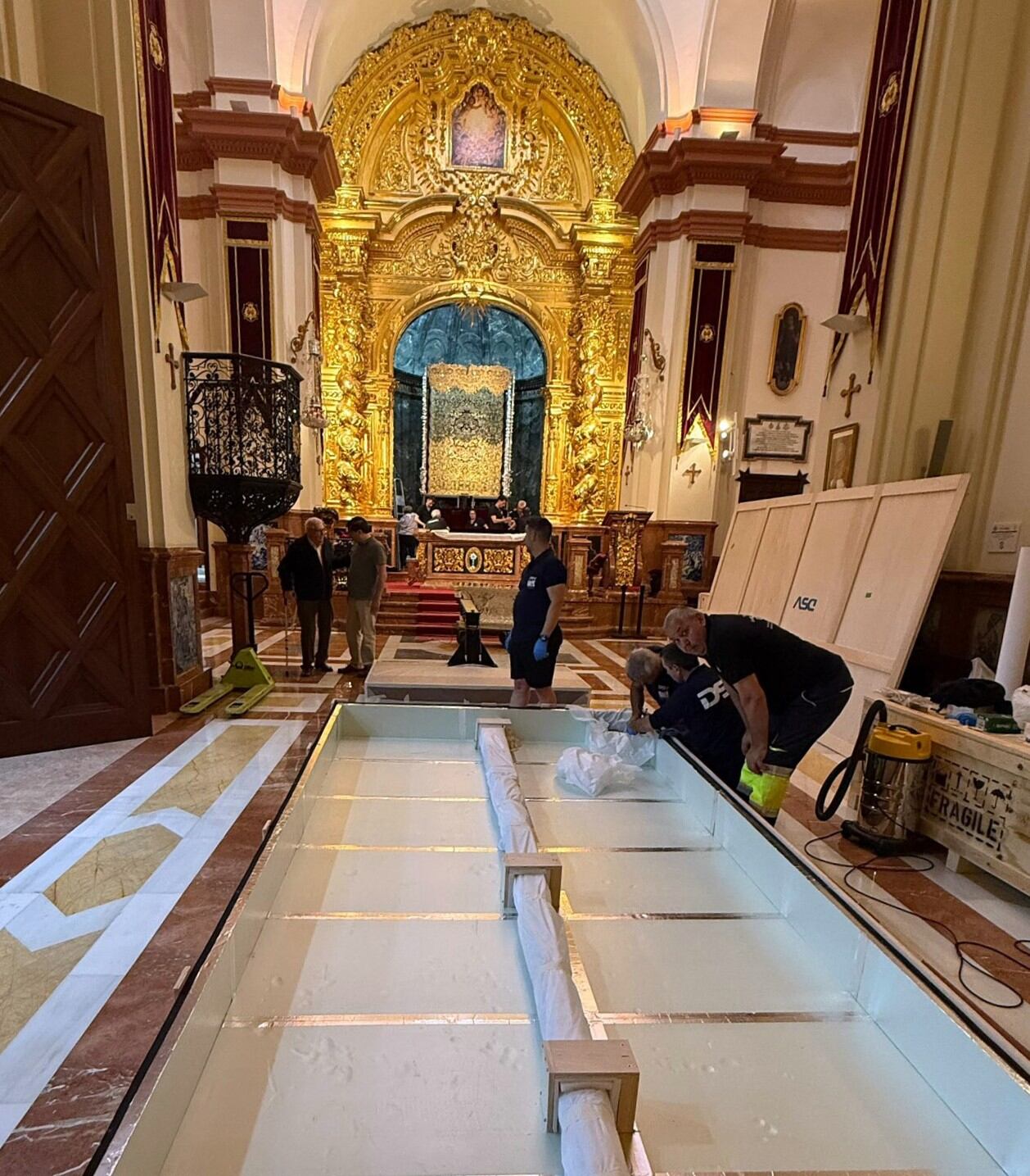 Preparación del traslado de las imágenes de la Esperanza de Málaga y el Cachorro de Sevilla