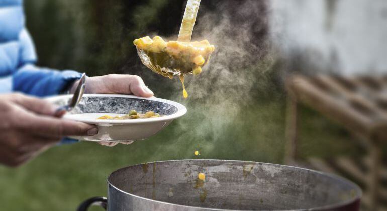 La comida se elabora en las cocinas de Cáritas.