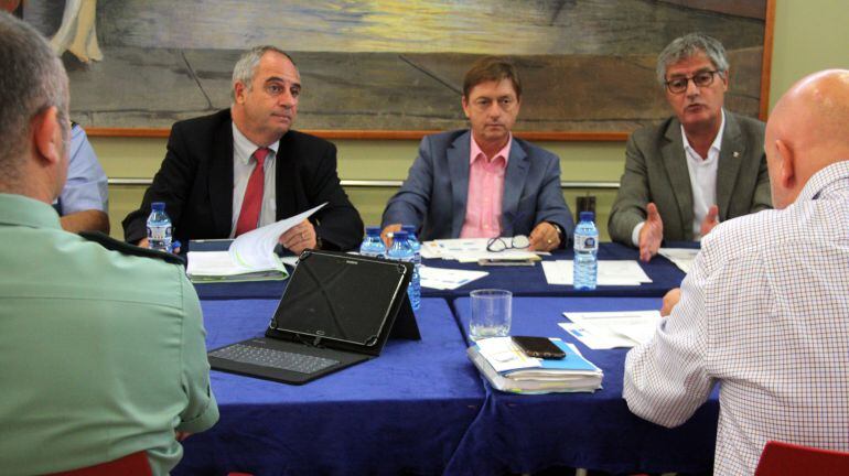 El director d'Interior, Albert Ballesta; l'alcalde de Caldes, Salvador Balliu i el delegat de la Generalitat, Eudald Casadesús, en la reunió de la junta de seguretat d'aquest matí.