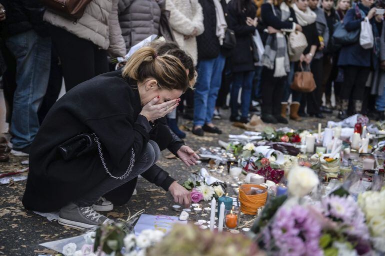 (FRANCIA) Varias personas colocan flores y velas en memoria de las víctinas de los atentados del pasado viernes, ante la sala de fiestas Bataclan de París, Francia, hoy, 16 de noviembre de 2015. Cinco de los siete yihadistas suicidas que participaron en l