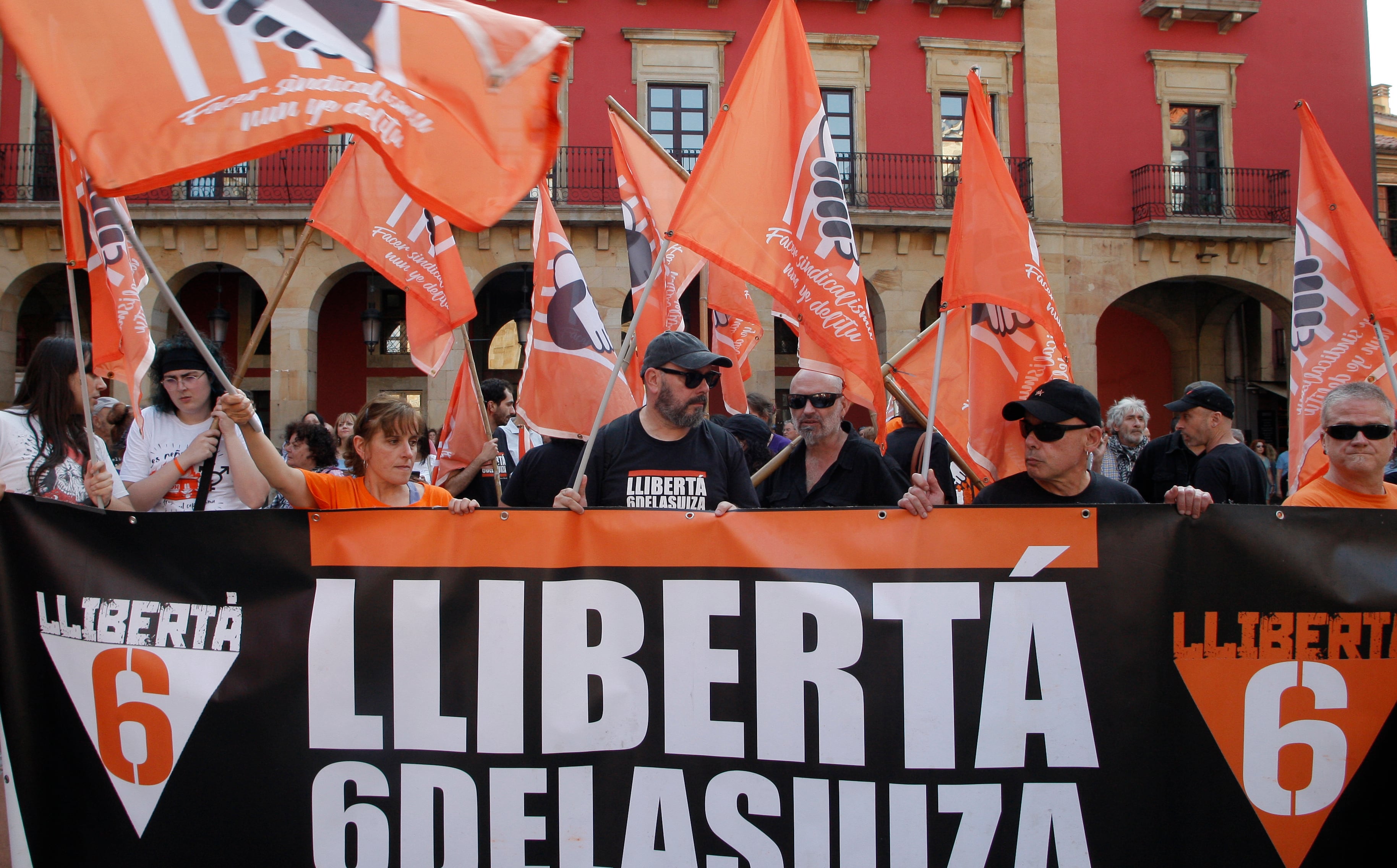 Cientos de personas se concentran en Gijón para reclamar la puesta en libertad de las seis sindicalistas conocidas como las 'Seis de la Suiza'. EFE/ Juan González