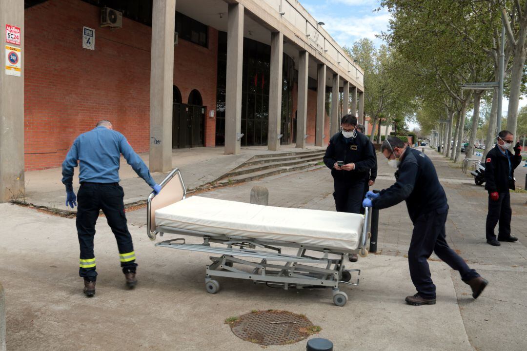 Efectius dels Bombers de la Generalitat traslladant llits articulats al pavelló Onze de Setembre de Lleida per convertir-ho en un Pavelló Salut, el 8 d'abril del 2020