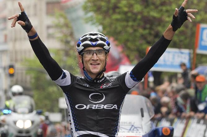 El corredor de Euskaltel-Euskadi Víctor Cabedo, fallecido en un accidente mientras entrenaba, celebra una victoria en la Vuelta a Asturias de 2012 cuando estaba en las filas del Orbea Continental