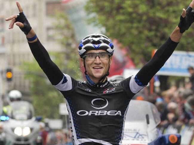 El corredor de Euskaltel-Euskadi Víctor Cabedo, fallecido en un accidente mientras entrenaba, celebra una victoria en la Vuelta a Asturias de 2012 cuando estaba en las filas del Orbea Continental
