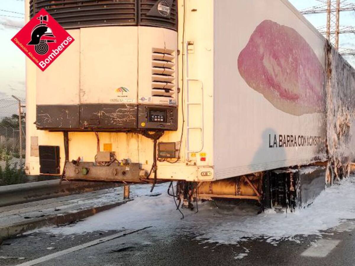 Incendio de un trailer cargado de patatas en la carretera de Crevillent a Elche