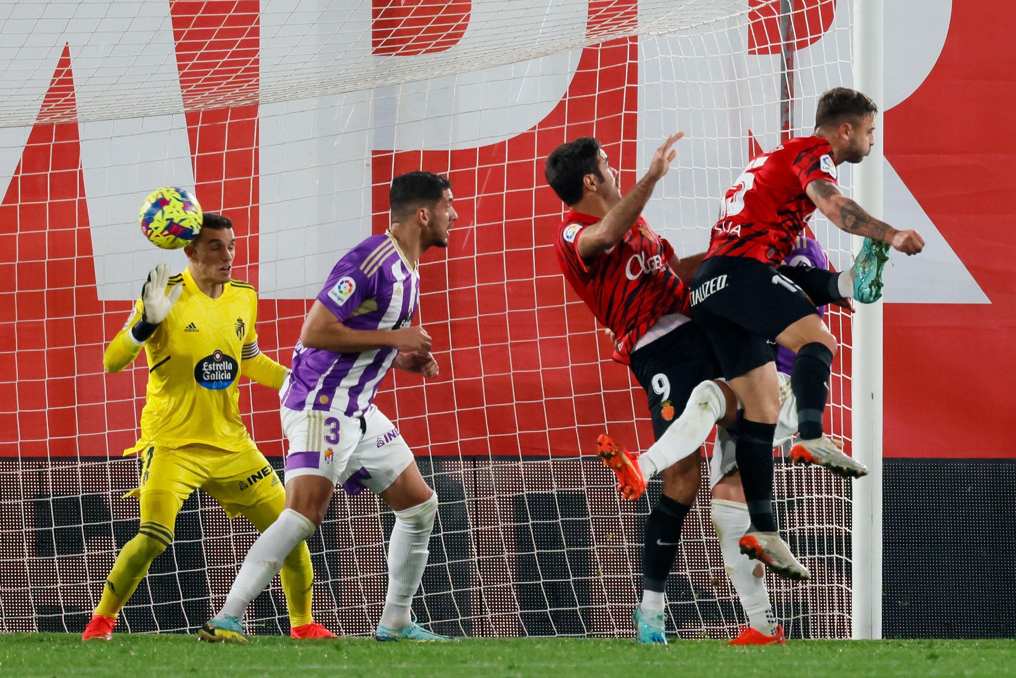 PALMA DE MALLORCA, 07/01/2023. El delantero del Mallorca Abdón Prats (d), remata para marcar gol contra el Valladolid, durante el encuentro correspondiente a la jornada 16 de primera división que disputan hoy sábado en el estadio de Son Moix, en Palma de Mallorca. EFE / Cati Cladera.
