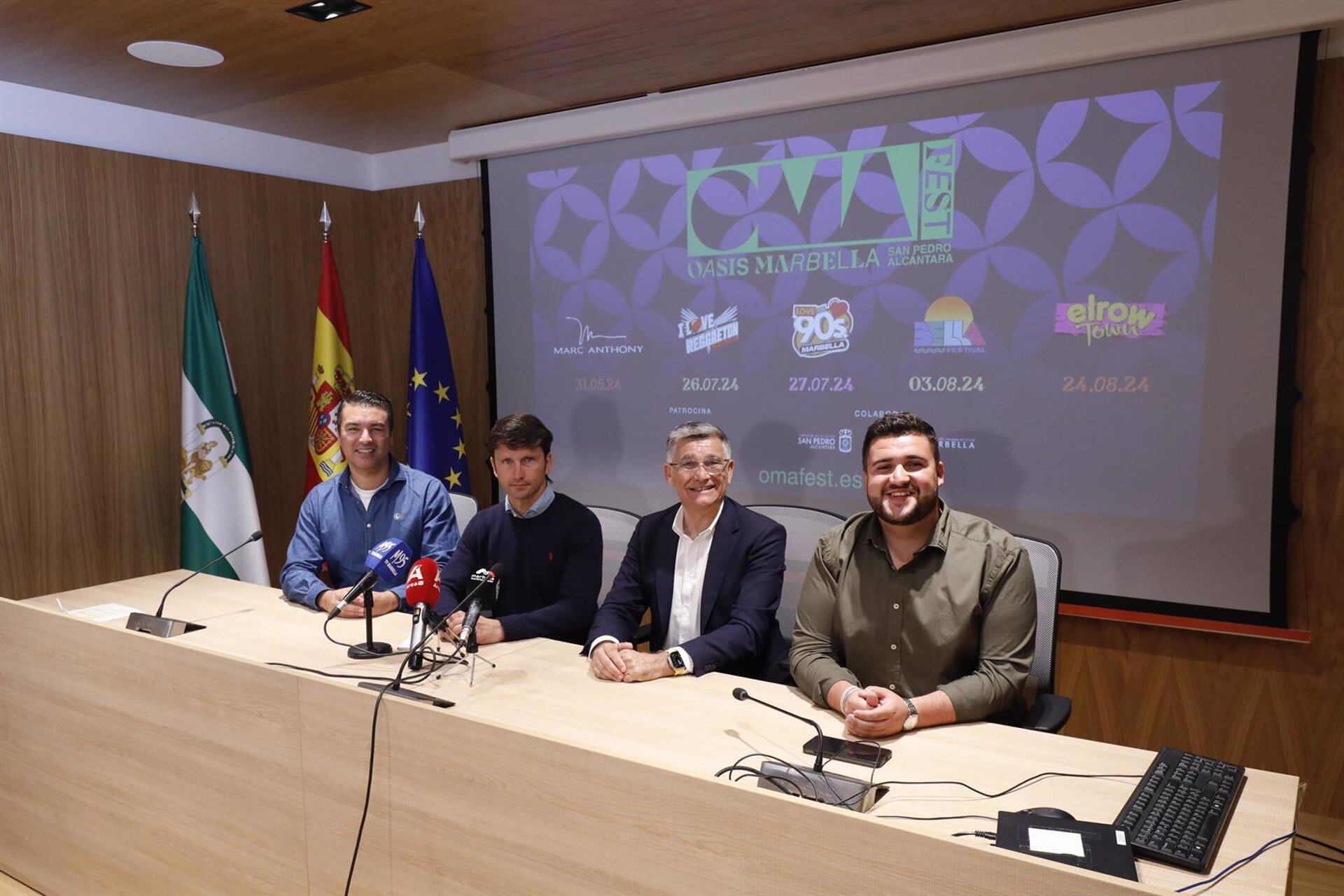 El teniente de alcalde de San Pedro Alcántara, Javier García; el edil de Juventud, Alejandro González, y el promotor, Tone Guimaraens, han presentado este concierto