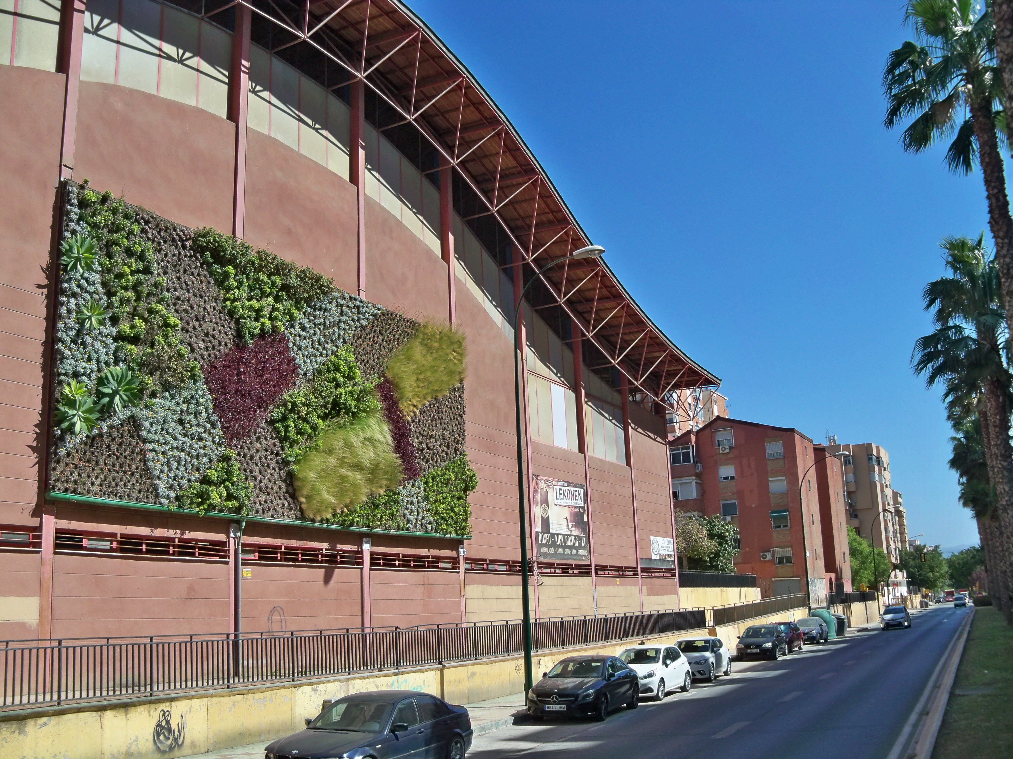 Jardín vertical en la avenida Europa, sobre la fachada sur del polideportivo Guadaljaire