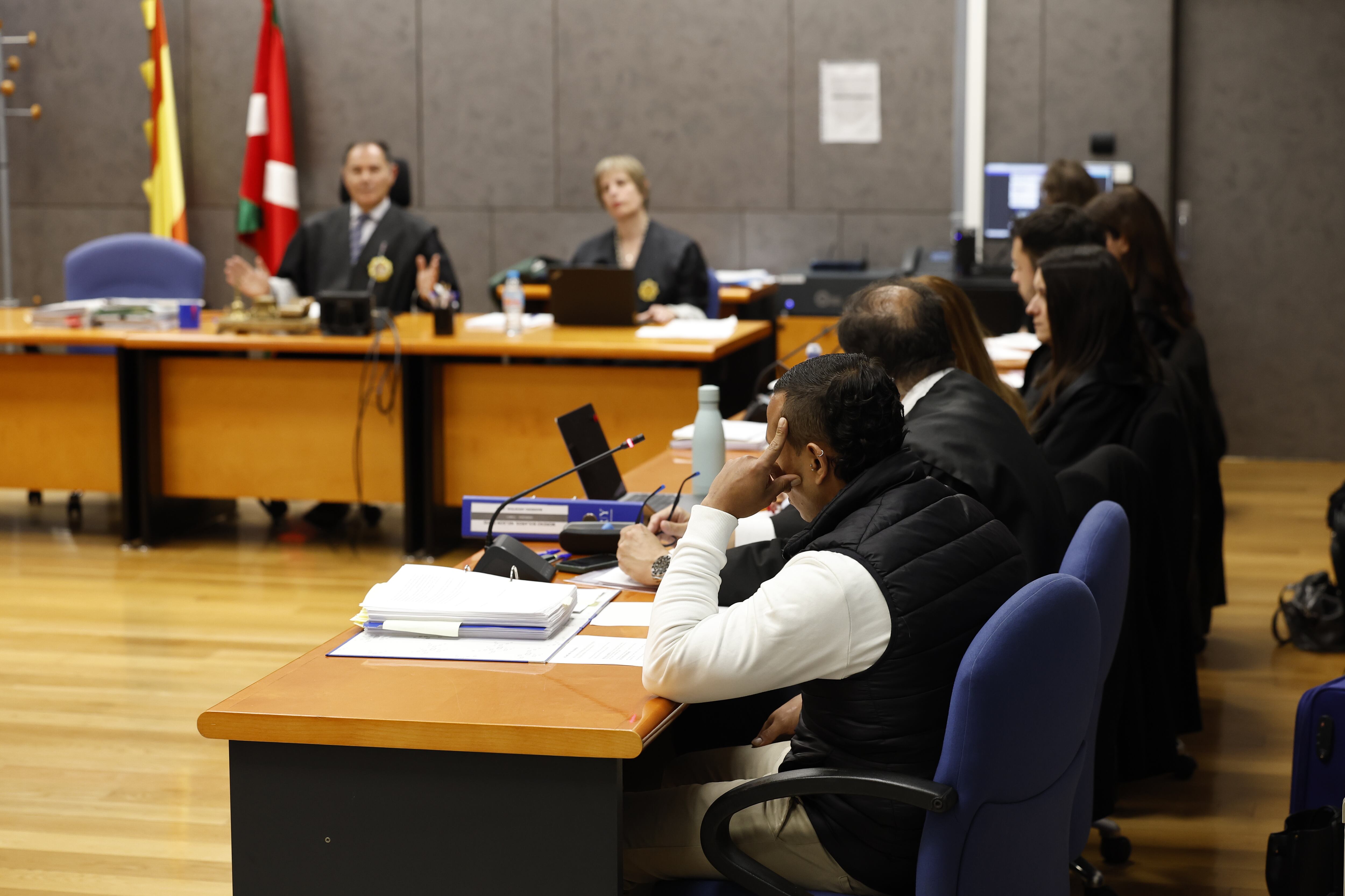 BILBAO, 14/05/2025.- La Audiencia de Bizkaia ha iniciado este miércoles el juicio con jurado contra un hombre (d), ya con condena firme de diez años de prisión por un intento de asesinato de otro varón, por la muerte de otro individuo en Bilbao en octubre de 2021. EFE/ Miguel Toña