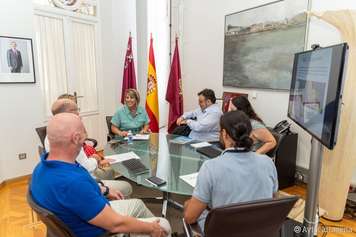 La alcaldesa se reúne con la consultora del estudio de retirada de secos y fangos en el Mar Menor