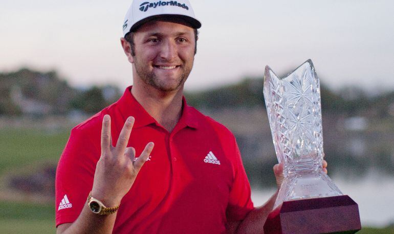 Jon Rahm posa con el trofeo tras ganar el CareerBuilder Challenge.