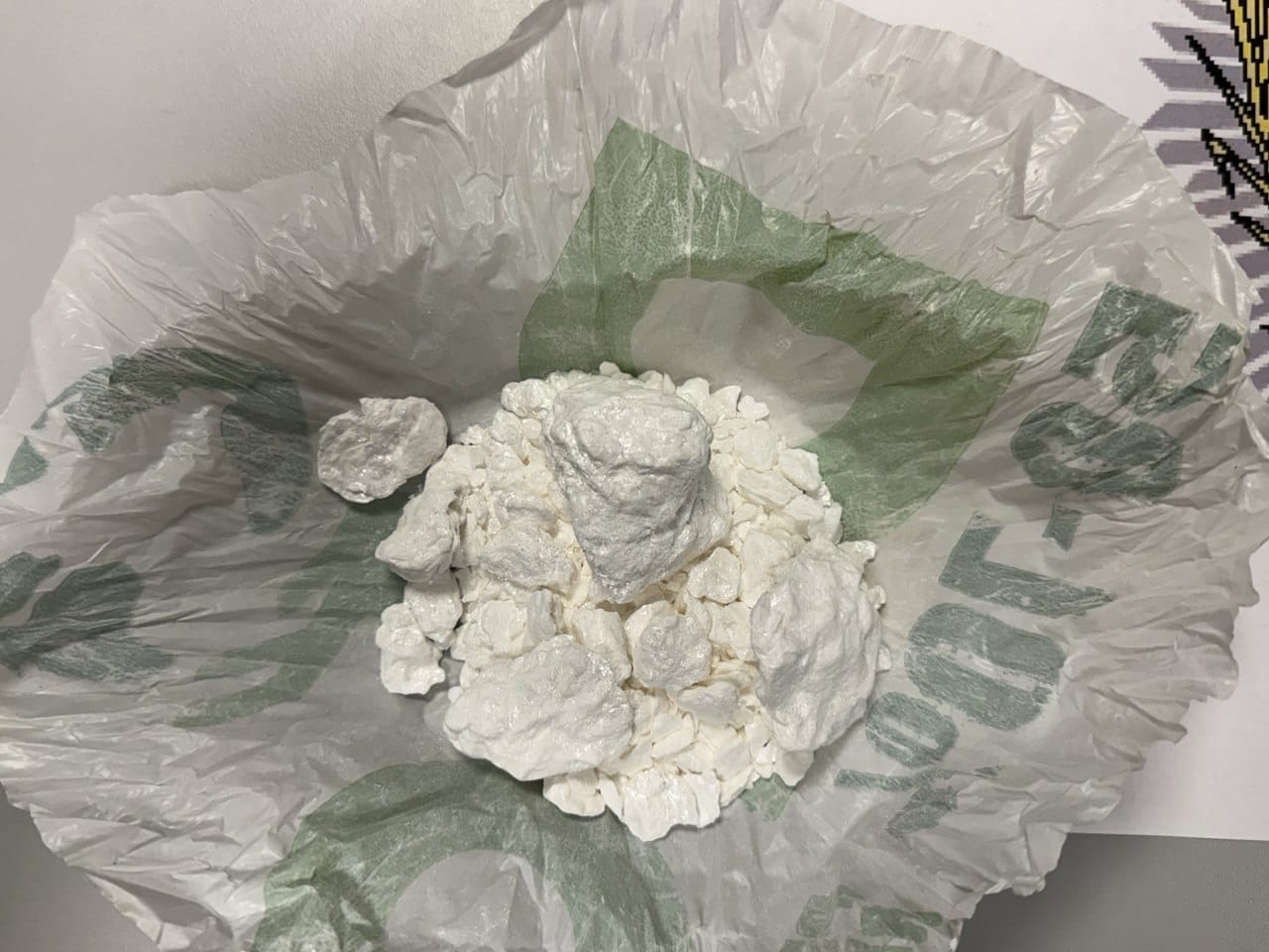 Paquete con la supuesta droga intervenida por la Policía Local