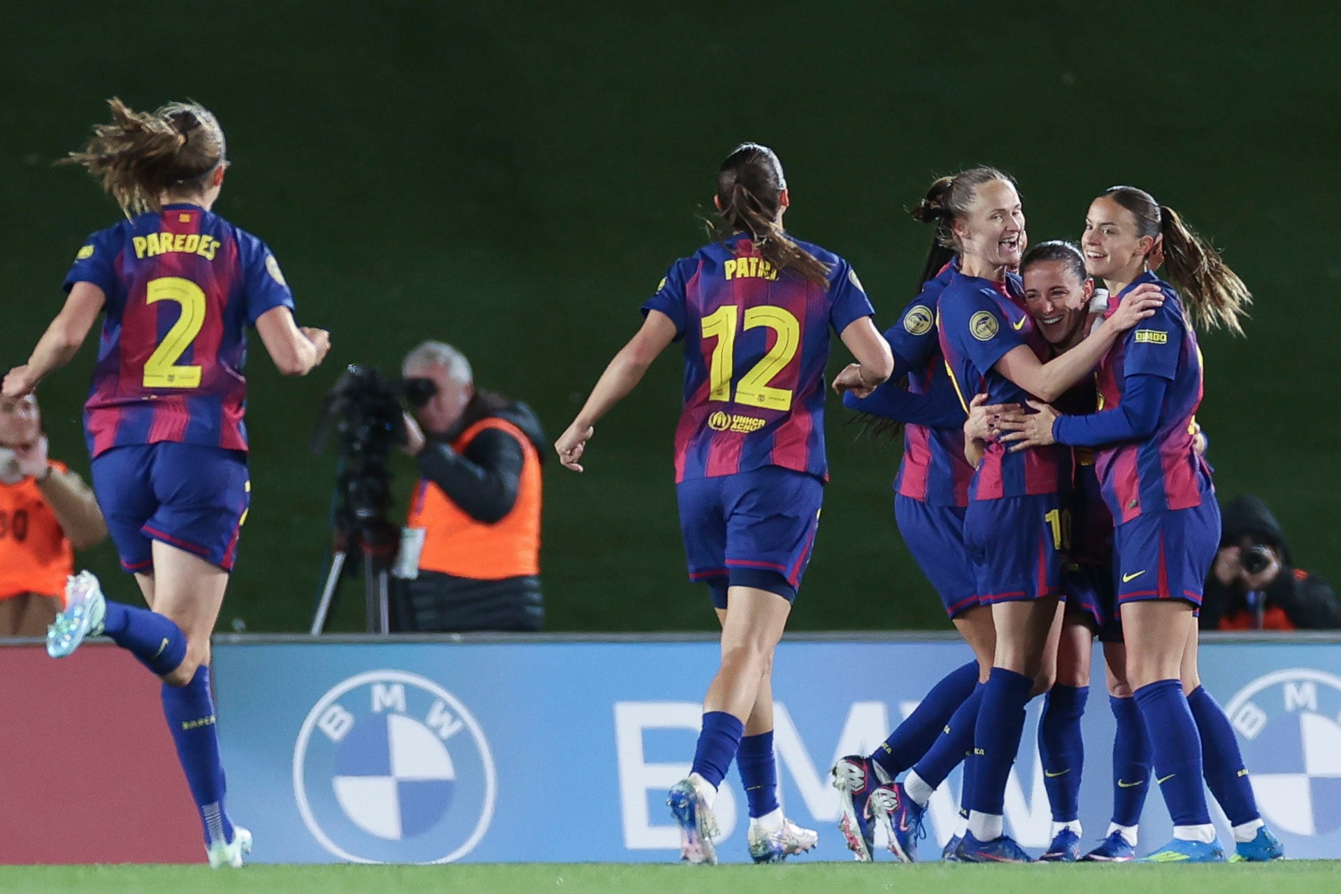 MADRID, 29/03/2026.- Las jugadoras del FC Barcelona celebran el gol de Ona Batlle, primero del equipo blaugrana, durante el partido de Liga F que Real Madrid y FC Barcelona disputan este domingo en el estadio Alfredo Di Stéfano. EFE/Víctor Lerena