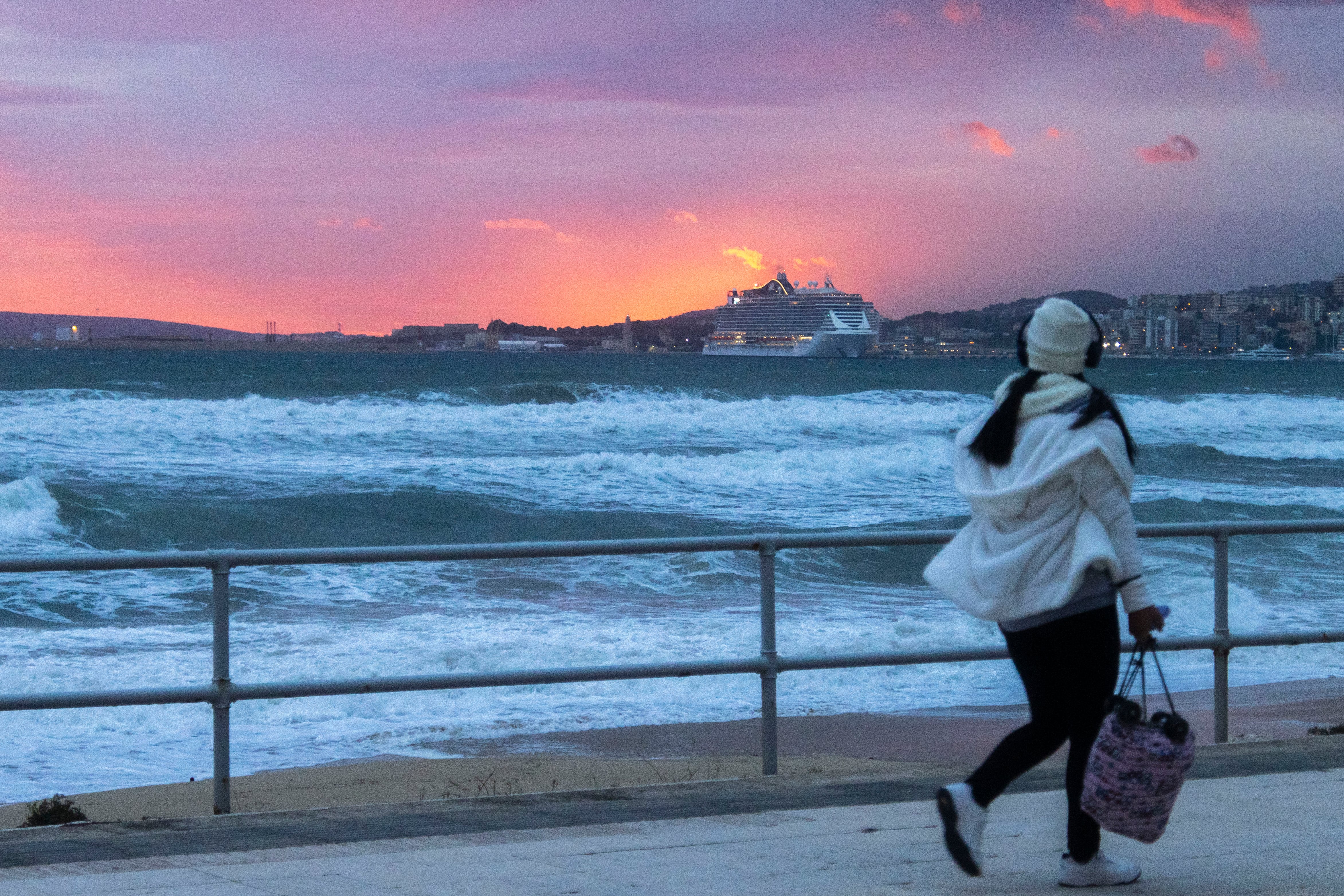 Una mujer pasea por  Palma de Mallorca